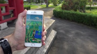 Taipei, Tayvan-06 Ağustos 2016: 4K Asya Parkı 'nda Pokemon Go Uygulaması, İnsan tarafından oynanan akıllı bir telefon ekranda gelişmiş mobil oyun Dan' in GPS 'ini gösteriyor.