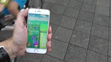 Taipei, Tayvan-06 Ağustos 2016: 4 K Pokemon Go On App Asia City Street, Man tarafından oynanan akıllı bir telefon ekranda artırılmış realite mobil oyununun GPS 'ini gösteriyor.