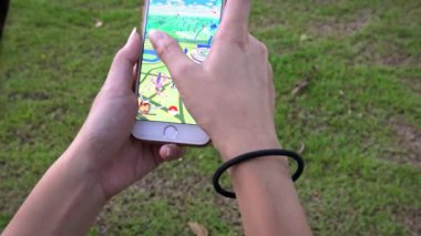 Taipei, Tayvan-07 Ağustos 2016: 4K Pokemon Go on App Asia Park 'ta Asyalı bir kadın tarafından oynanan akıllı bir telefon ekranda artırılmış mobil oyun Dan' in GPS 'ini gösteriyor.