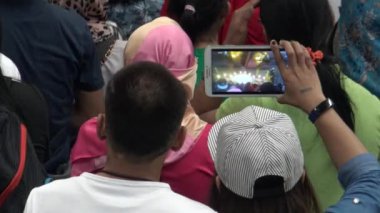 Taipei, Tayvan-10 Temmuz 2016: 4k, müslüman halk hayranları The Phone and Tablet for Shoots the Concert kullandılar. İzleyiciler, Sosyal medya için video veya fotoğraf çekmek için akıllı telefon kamerası kullanıyor