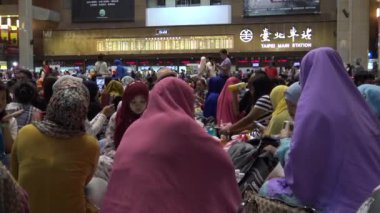 Taipei, Tayvan-10 Temmuz 2016: 4k, Kurban Bayramı 'nı kutlamak için Müslüman kalabalığı toplanıyor. İslam 'ın kutsal oruç ayı (sawm) olan Ramazan' ın sona erdiği önemli dini bayram.