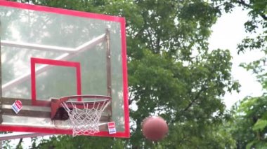 Taipei, Tayvan-30 Mayıs 2017: 4K Sokak Basketbolu, Topun Sepete Gidişinin Kapanışı. Basketbol ringine bir atış, Hoop-Dan 'in içine düşüyor.