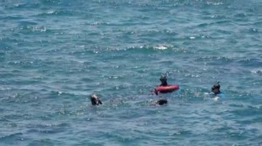 Keelung, Tayvan-16 Temmuz 2019: Deniz suyunda insanların mayo, maske tuba ve paletlerle şnorkelle dalış hareketleri. Tropik bir adanın yaz tatilinde mavi okyanusta yüzmek.