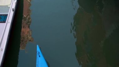 Venedik, İtalya-21 Eylül 2018: Venedik 'in su kanallarında kürek çeken bir adamın manzarası yükseldi. Kano gezisi manzarası, İtalyan şehrini ziyaret etmenin alternatif yolu. İnsanlar kanoyla kano yapıyor.