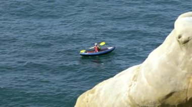 Keelung, Tayvan-09 Ağustos 2018: Bir kadının durgun okyanus suyunda kürek çekmesi. Doğa Macerası. Kanoyla yolculuk manzarası. İnsanlar Tayvan-Dan denizinde kano yapıyor.