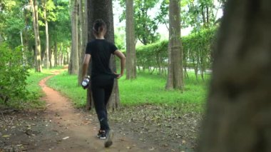 4K Runner, Taipei kenti Daan parkında koşan bir kadın. Asyalıları çalıştırmak, Tayvan 'da sağlıklı ve aktif bir yaşam tarzı sürdürmek. Kaydırma Kamerası Hareketi