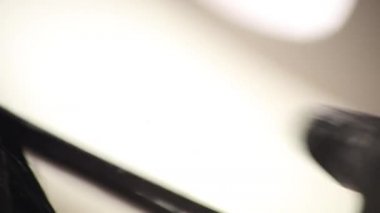 Kuafördeki saç rengini yumuşatmak için saç boyası uygulayan bir kuaför. Stüdyoda kırmızı renkli saç boyası. Kadın saçı, kuaför Dan 'den renk alır.