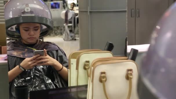 Femme Asiatique Chez Coiffeur Ayant Ses Cheveux Séchés Machine Vapeur — Video