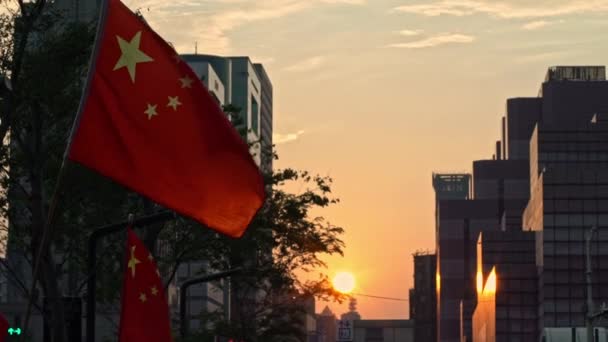 Movimiento Lento Bandera Roja China Ondeando Soplando Viento Con Puesta — Vídeos de Stock