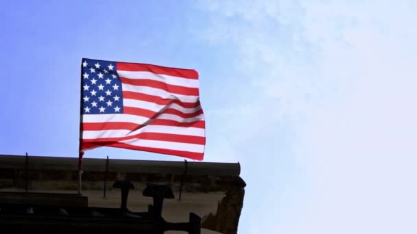 Movimiento Lento Bandera Americana Ondeando Viento Asta Bandera Ciudad América — Vídeos de Stock