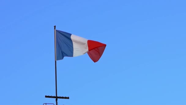 Bandera Francesa Ondeando Viento Asta Bandera Una Ciudad Francia Pancarta — Vídeos de Stock