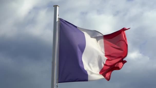 Movimiento Lento Bandera Francesa Ondeando Viento Asta Bandera Una Ciudad — Vídeo de stock