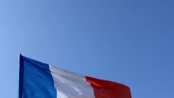 Movimiento Lento Bandera Francesa Ondeando Viento Asta Bandera Una Ciudad — Vídeo de stock