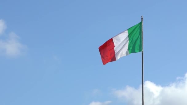 意大利某城市的旗杆上飘扬着意大利国旗 背景是一只海鸥 意大利国旗飘扬 鸟儿在蓝天中飞翔 真正的面料质地标志着飘扬 — 图库视频影像
