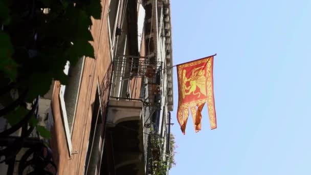 Venetiaanse Vlag Wapperend Wind Vlaggenmast Bij Een Stad Venetië Italië — Stockvideo