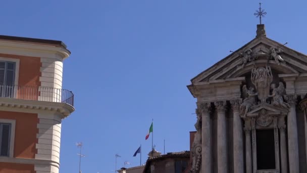 Drapeau Italien Agitant Dans Vent Sur Mât Drapeau Une Ville — Video