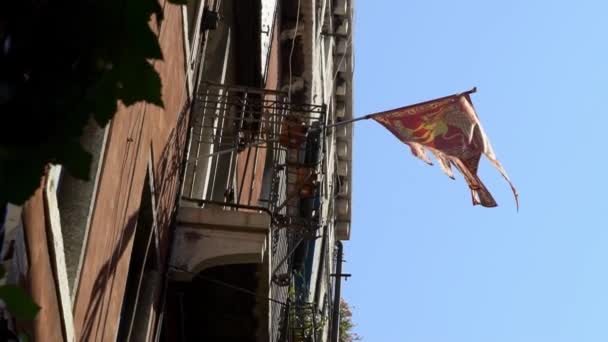 베네치아의 국기가 베네치아의 도시에서 깃대에 바람에 흔들고 있습니다 이탈리아는 앞에서 — 비디오