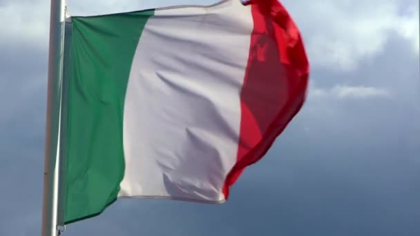 Movimento Lento Bandeira Italiana Acenando Vento Mastro Bandeira Uma Cidade — Vídeo de Stock