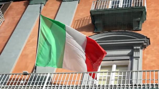 İtalya 'nın bayrak direğinde yavaşça dalgalanan İtalyan bayrağı. İtalyan pankartının yavaş çekimde bir binada dalgalanması. Gerçek bir kumaş dokusuna yaklaş. Asteğmen aşağı doğru kanat çırpıyor.