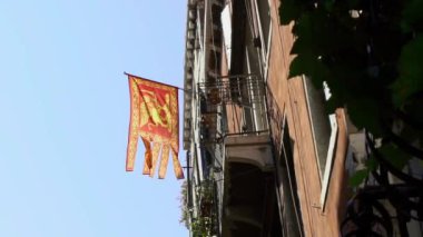 Venedik şehrinde bayrak direğinde rüzgarda sallanan Venedik bayrağının yavaş hareketi. İtalya bayrağının yavaş çekimde dalgalanması mavi gökyüzünün önünde. Gerçek bir kumaş dokusunu kapat Asteğmen çırpınan Dan