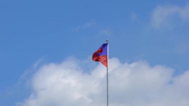 4K, Tayvan bayrağı Taipei havaalanında bayrak direğinde dalgalanıyor. Tayvan bayrağı gün içinde mavi gökyüzünün önünde dalgalanır. Gerçek bir kumaş dokusu Asteğmen Kanat çırpan Dan