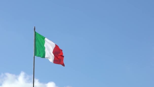 イタリアの都市の旗竿で風に揺れるイタリア国旗のスローモーション 青空の前でイタリアの旗がゆっくりと動きます 生地の質感を閉じますエンサインなびかせダン — ストック動画