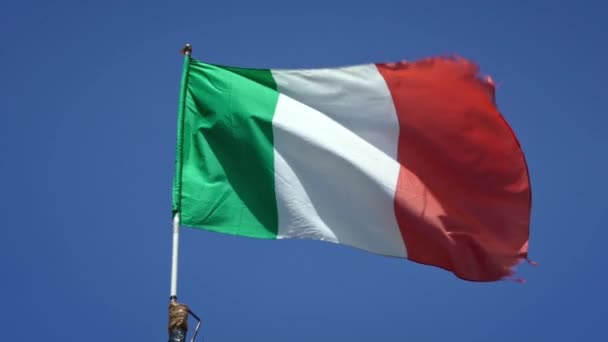 意大利城市的旗杆上飘扬着意大利国旗的慢动作 意大利国旗在蓝天前缓缓飘扬 一个真正的面料纹理的特写标志着飘扬 — 图库视频影像