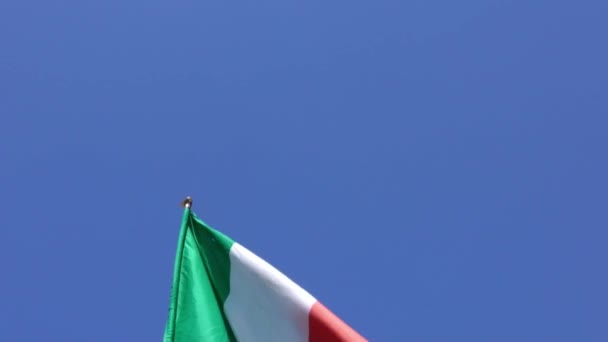 Rallentatore Della Bandiera Italiana Sventola Sul Pennone Una Città Italiana — Video Stock