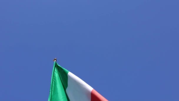 Movimiento Lento Bandera Italiana Ondeando Viento Asta Bandera Una Ciudad — Vídeos de Stock