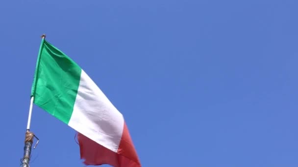 Slow Motion Italian Flag Waving Wind Flagpole Italy City Slow — Stock Video