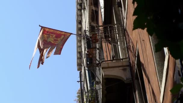 Movimiento Lento Bandera Veneciana Ondeando Viento Sobre Asta Bandera Una — Vídeos de Stock