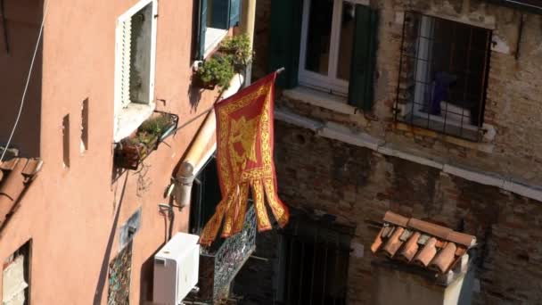 Mouvement Lent Drapeau Vénitien Agitant Dans Vent Sur Mât Dans — Video