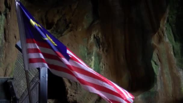 Bandeira Malásia Acenando Vento Mastro Bandeira Nas Cavernas Kuala Lumpur — Vídeo de Stock