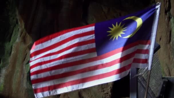 Drapeau Malais Ralenti Agitant Vent Dans Les Grottes Kuala Lumpur — Video