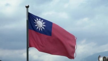 Tayvan bayrağı bir Taipei şehrinde bayrak direğinde rüzgarda dalgalanıyor. Tayvan bayrağının yavaş çekimde mavi gökyüzünün önünde dalgalanır. Gerçek bir kumaş dokusunu kapat Asteğmen çırpınan Dan