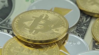 4K Fiziksel Metal Altın Bitcoin para birimi 100 dolarlık banknot üzerinde dönüyor. ABD banknotları ile yeni dünya çapında sanal internet parası. Dijital sikke siber uzay, kripto para birimi altın BTC-Dan