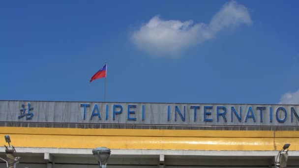 Taiwanese Vlag Wapperend Wind Vlaggenmast Taipei Internatinale Luchthaven Taiwan Spandoek — Stockvideo