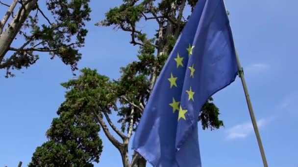 Медленное Движение Европейского Флага Размахивающего Ветром Флагштоке Европейском Городе Медленное — стоковое видео