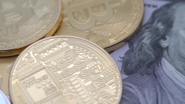 Fizikai Fém Arany Bitcoin Valuta Felett 100 Dollár Számla Egyesült — Stock videók