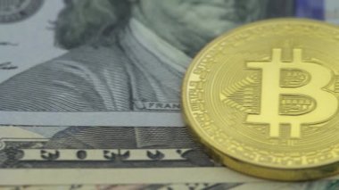 4K Physical metal Bitcoin para yerine ABD dolarları. ABD banknotlarıyla dünya çapında sanal internet parası. Dijital sikke siber uzay, şifreli para birimi BTC. Çevrimiçi ödeme - Dan