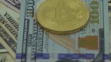 4K Physical metal Bitcoin para yerine ABD dolarları. ABD banknotlarıyla dünya çapında sanal internet parası. Dijital sikke siber uzay, şifreli para birimi BTC. Çevrimiçi ödeme - Dan