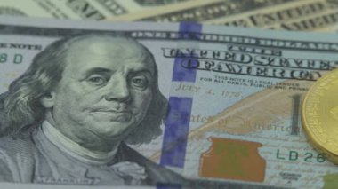 4K Physical metal Bitcoin para yerine ABD dolarları. ABD banknotlarıyla dünya çapında sanal internet parası. Dijital sikke siber uzay, şifreli para birimi BTC. Çevrimiçi ödeme - Dan