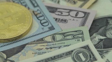 4K Fiziksel Metal Altın Bitcoin para birimi farklı dolarların üzerinde dönüyor. ABD banknotlarıyla dünya çapında sanal internet parası. Dijital sikke siber uzay, kripto para birimi altın BTC-Dan