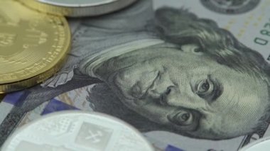 4K farklı fiziksel metal para birimi 100 dolarlık banknot üzerinde dönüyor. ABD banknotları ile yeni dünya çapında sanal internet parası. Dijital sikke siber uzay, kripto para birimi. Çevrimiçi ödeme - Dan