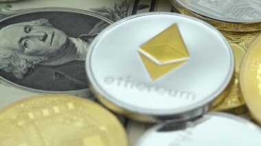 4K farklı fiziksel metal para birimi ABD dolarları üzerinde dönüyor. ABD banknotları ile yeni dünya çapında sanal internet parası. Dijital sikke siber uzay, kripto para birimi. Çevrimiçi ödeme - Dan