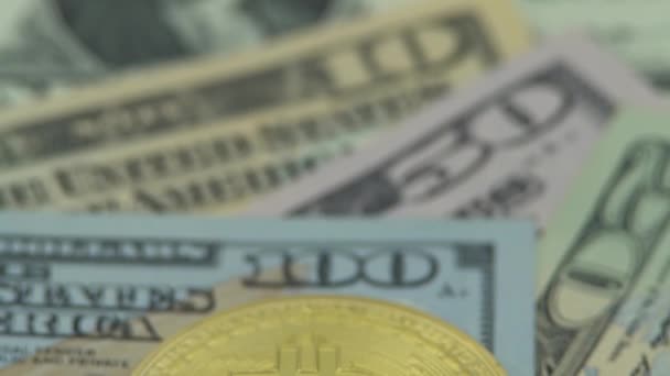 Physisches Metall Goldene Bitcoin Währung Gegenüber Dollarscheinen Der Vereinigten Staaten — Stockvideo