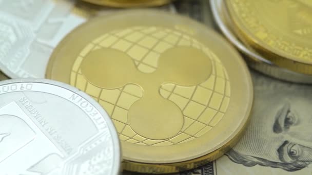 4K米国のドル紙幣を回転させる異なる物理的な金属通貨 米国の銀行券と新しい世界的な仮想インターネットお金 デジタルコインサイバー空間暗号通貨 オンライン決済 — ストック動画