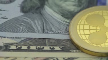 4K Physical metal Ripplecoin para birimi farklı ABD dolarları üzerinde. Dünya çapında sanal internet parası. Amerikan banknotları. Dijital altın dalgalı sikke siber uzay, şifreli para birimi XRP-Dan