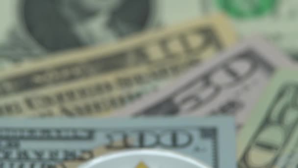 4K实物金属银质以太货币超过100美元的美国钞票 全球虚拟互联网货币与美国钞票 数字钱币网络空间加密货币Eth网上支付 — 图库视频影像