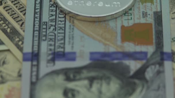 Fiziksel Metal Ethereum 100 Dolarlık Banknot Üzerinde Abd Banknotlarıyla Dünya — Stok video
